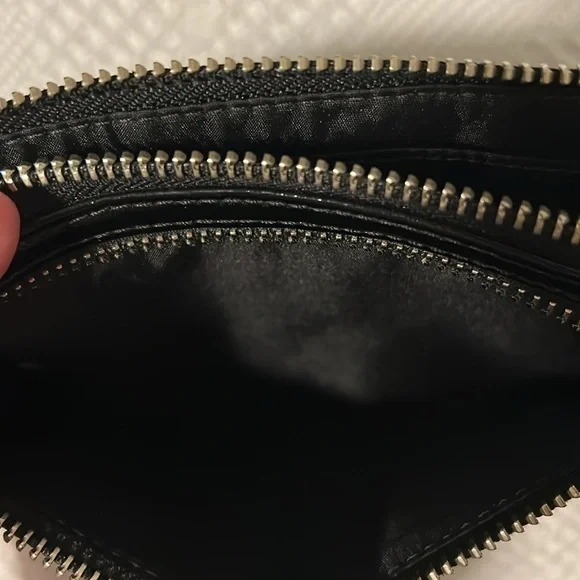 LOW START Coach patent leather wristlet - Picture 4 of 9